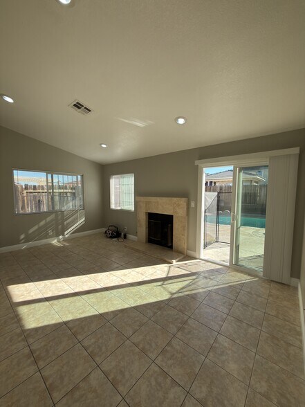 Family Room - 2338 Langhorn St