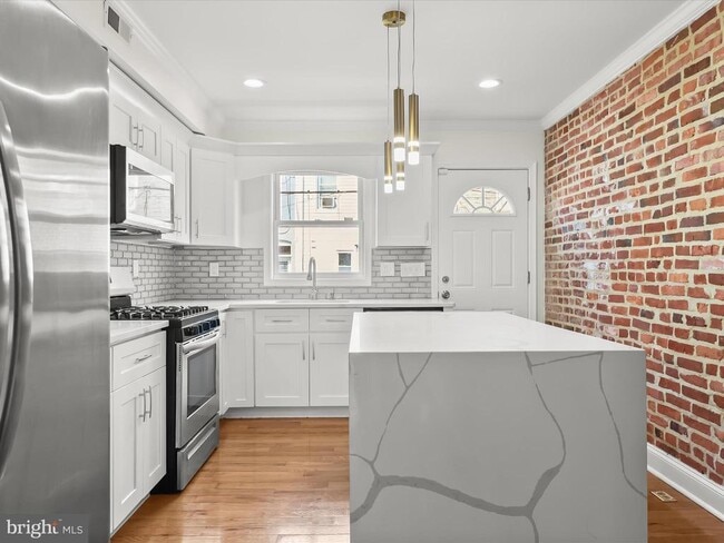 Building Photo - 404 N Robinson St