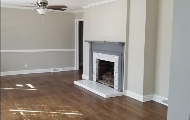 Building Photo - Newly Renovated 3 Bed 3 Bath in Desirable ...