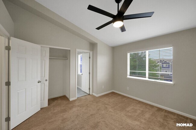 Building Photo - Spacious Townhome in Aurora