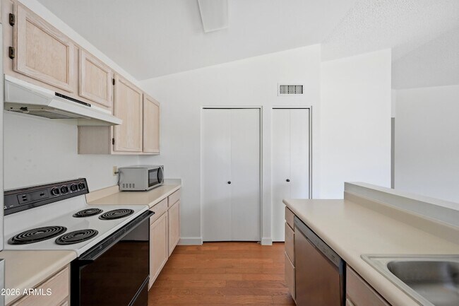 Building Photo - 6532 S Sawgrass Dr
