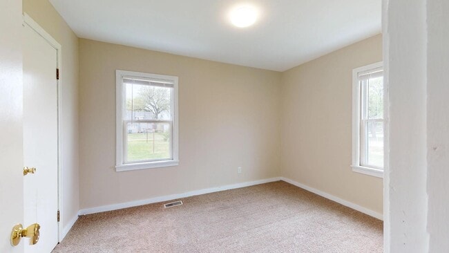 Building Photo - 2 Bedroom, 1 Bathroom Home in Hoisington, KS