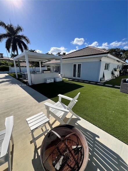 Building Photo - 5510 Bayview Dr