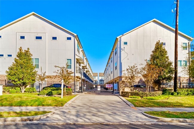 Building Photo - 1250 N Post Oak Rd