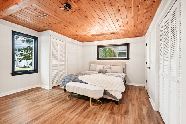 Building Photo - 10 Oakridge Ave