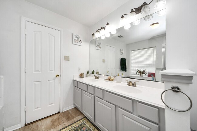 Building Photo - 18318 Farriswood Ct