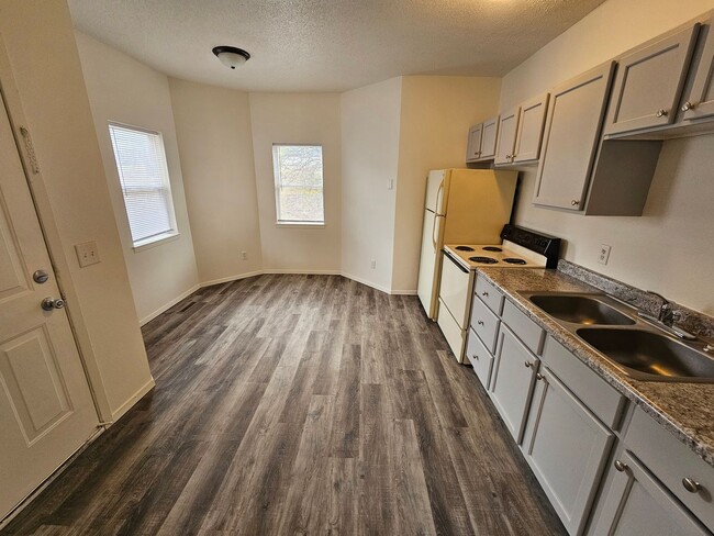 Building Photo - Cozy Two-Bedroom Apartment – Great Locatio...