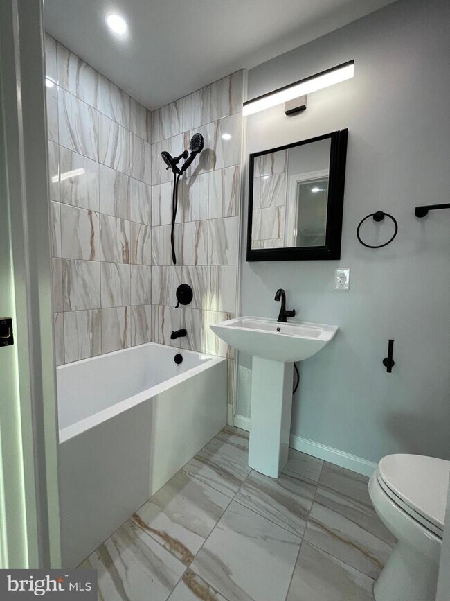 Building Photo - 1819 Sherman Dr