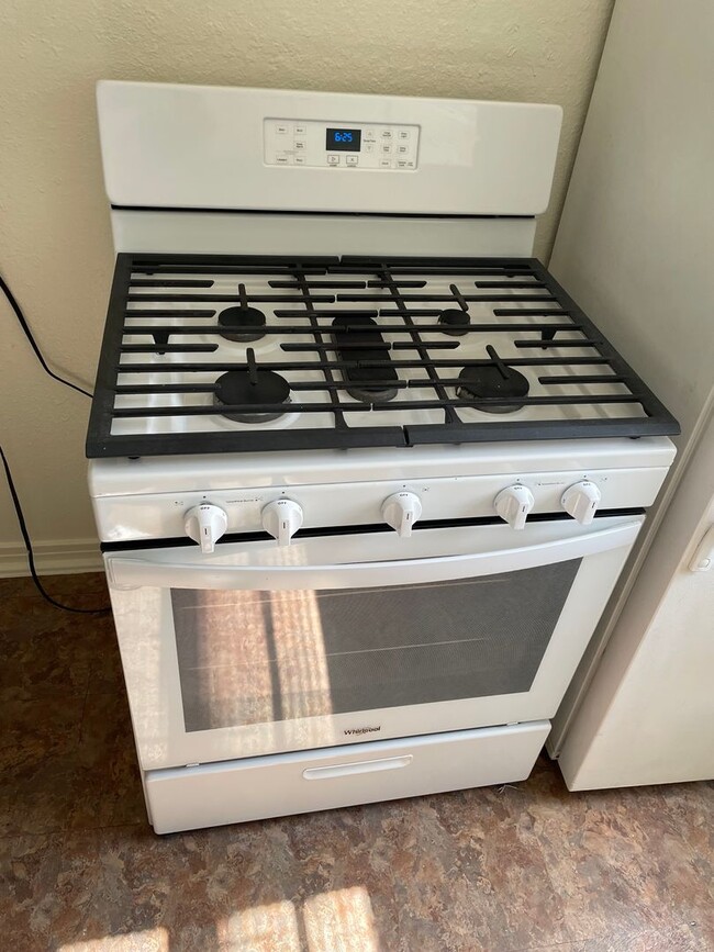 Building Photo - Available Now 1 BR, 1 BA Duplex $700/mo