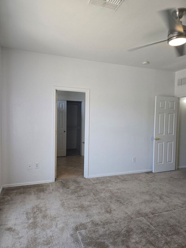 Building Photo - Large 4 bedroom home with Den - Corner lot...