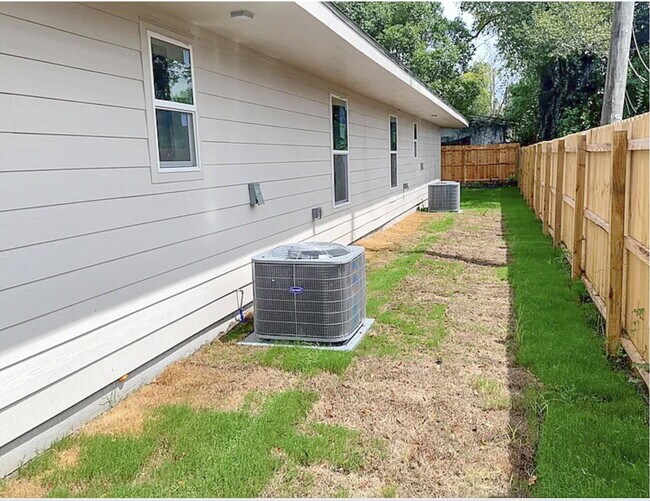 Building Photo - 148 Claire Ave