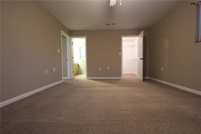 Building Photo - 1825 Skyline Dr