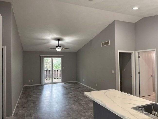 Building Photo - 921 Minns Dr