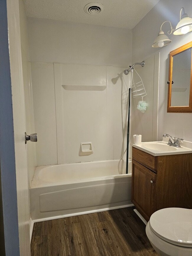 Building Photo - 3 bedroom 1 bathroom for rent!