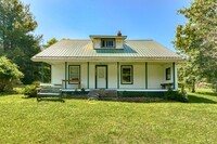 Building Photo - 3 bed/1 bath , Beautifully Renovated Farmh...