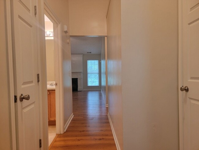 Building Photo - Newer Ranch Style Home w/Fireplace, Trey Ceilings and Black Appliances - Total Electric