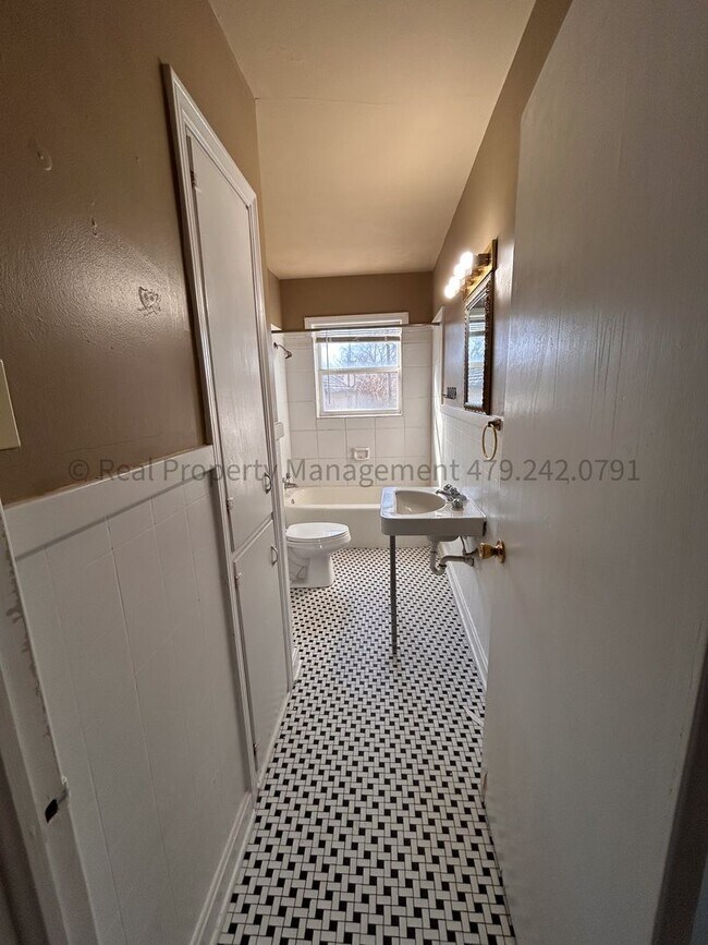 Building Photo - Nice 2 Bedroom 1 Bath Duplex in Park Hill ...