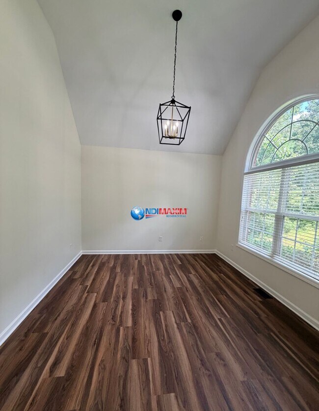 Building Photo - Spacious RENOVATED house with full walk-out basement in Jonesboro