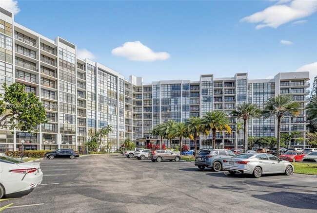 Building Photo - 1000 Parkview Dr
