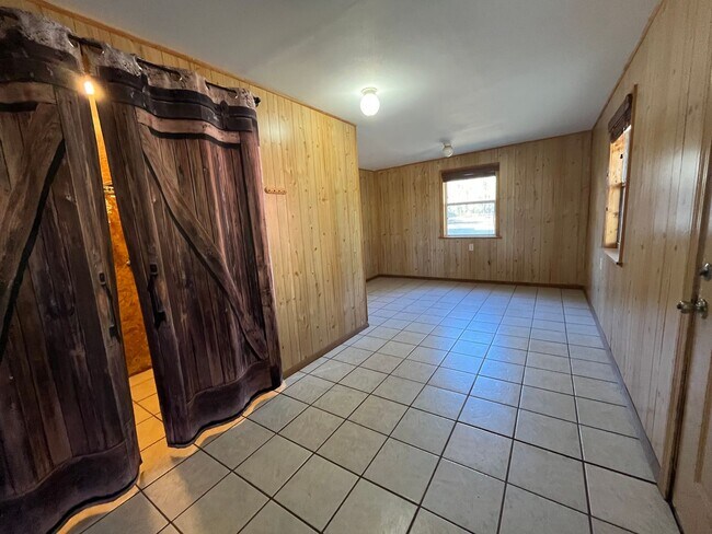 Building Photo - Spacious 3-Bedroom home with Huge Fenced Yard & Pole Barn – Live Oak, FL