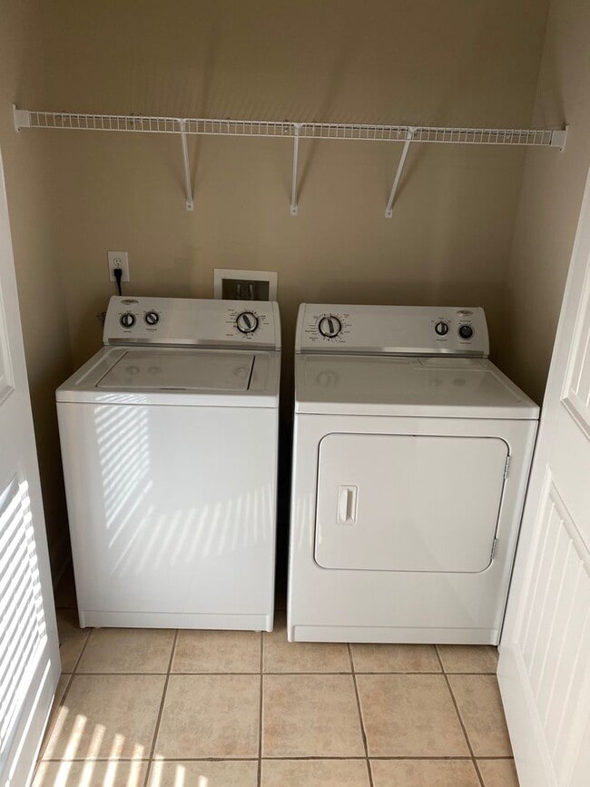 Building Photo - Eastside Townhome