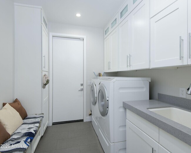 Building Photo - 2423 E Lincoln Cir