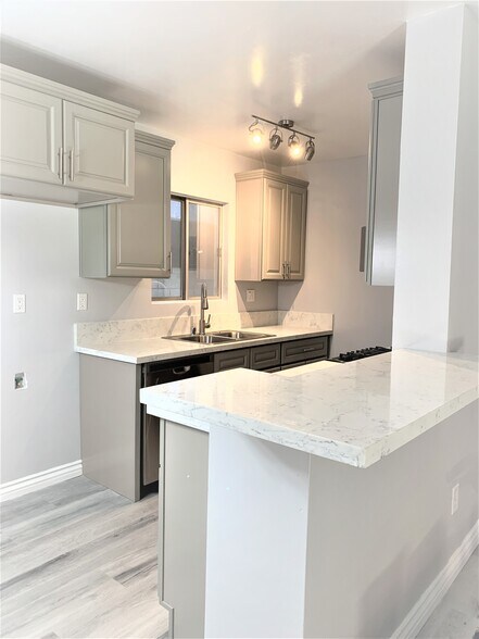 Building Photo - 129 W Chevy Chase Dr