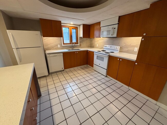 Building Photo - 13815 West Cir