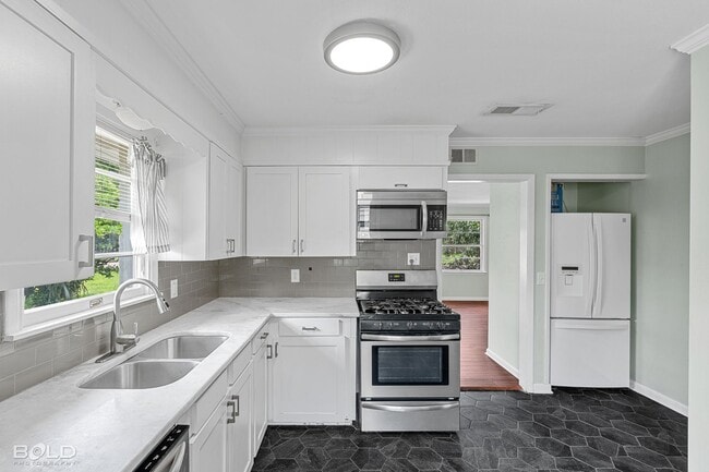 Building Photo - Check Out this 3 bed 2 bath