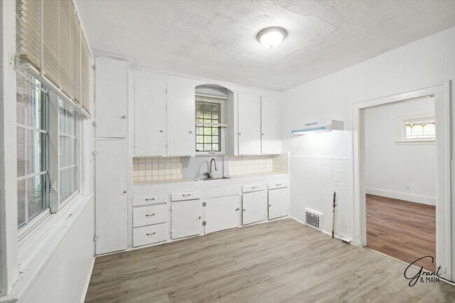 Building Photo - $1200/month bungalow