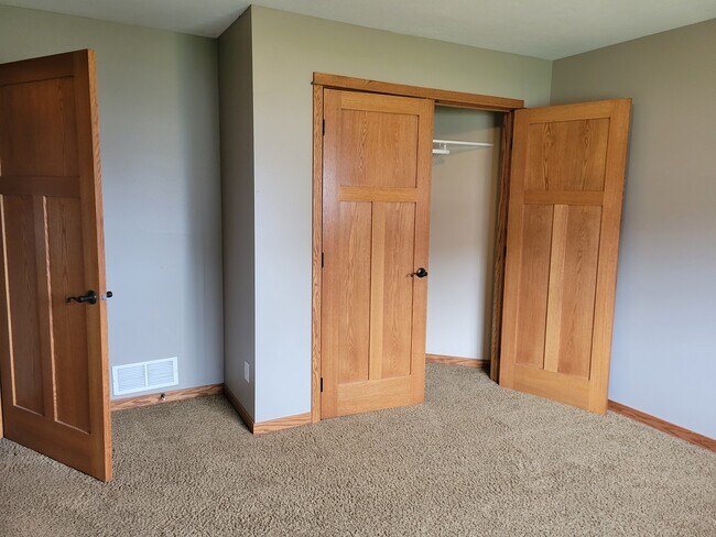 Building Photo - 720 Brooklawn Dr