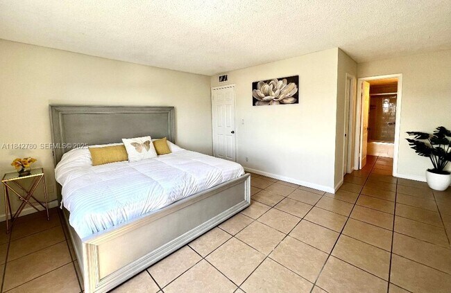 Building Photo - 401 Golden Isles Dr