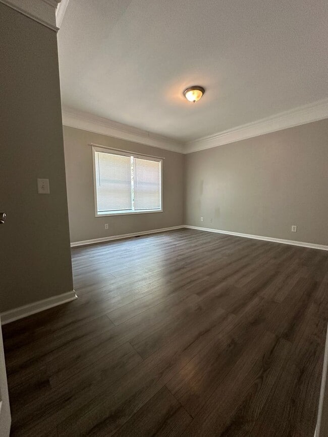 Building Photo - Large 4 bedroom home near Campus- Pre Lease for August 1st 2026