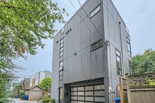 Building Photo - Queen Anne Home