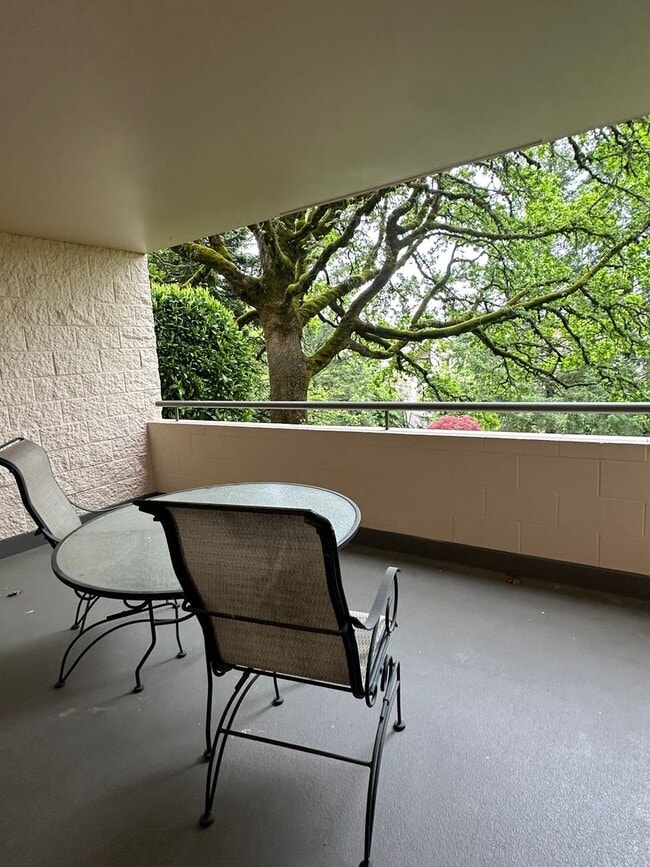 Building Photo - 2 Bedroom Quintet Condo off West Burnside ...