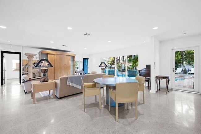 Building Photo - 2809 NE 25th St