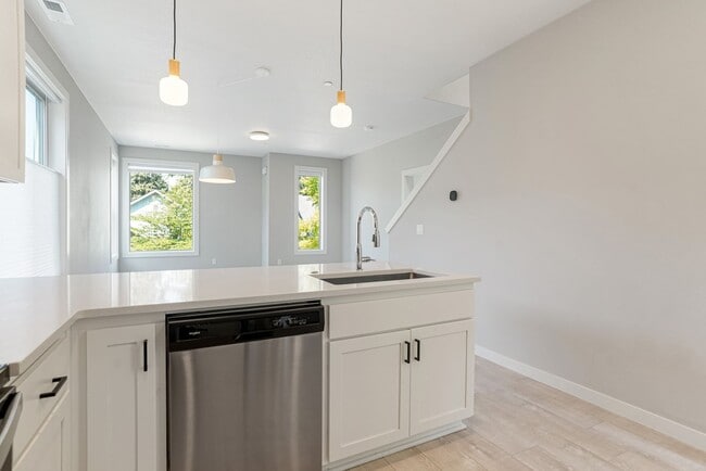 Building Photo - 4 bed, 4 bath Multi-Level Home in Pringle ...