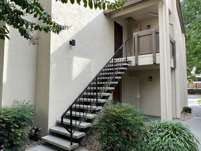 Building Photo - Updated 2 bedroom condo located in a gated...