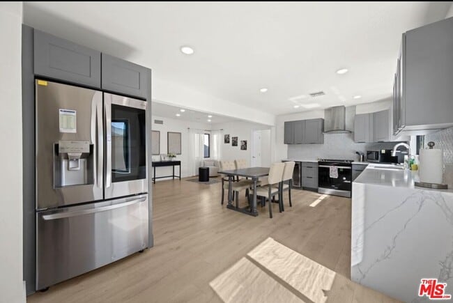 Building Photo - 2617 S Beverly Dr