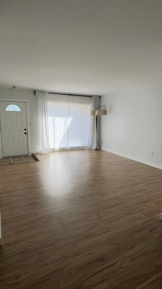 Building Photo - 3051 Donna Dr