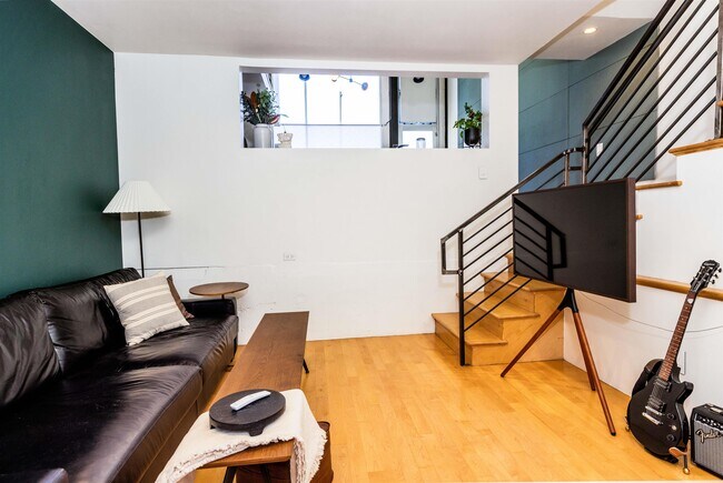 Building Photo - 2323 Magnolia St