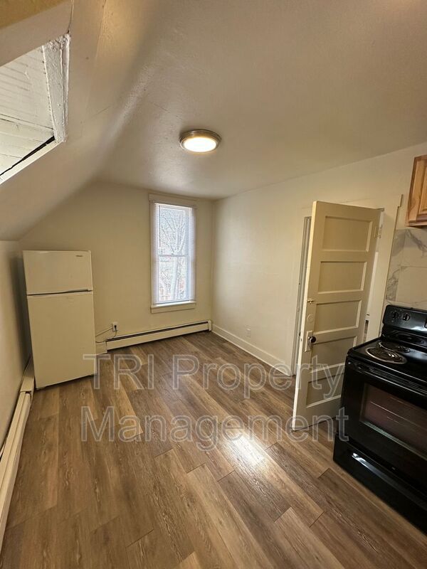 Building Photo - 1615 8th Ave