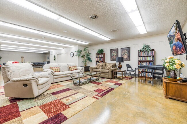 Building Photo - Sweet & Cozy 2 Bed 2 Bath condo available now! Lake Oswego - 1 Month Free