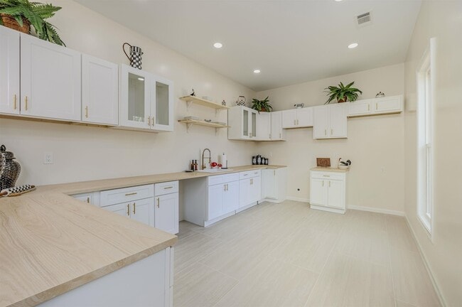 Building Photo - 1061 Shaw Pl