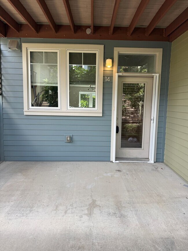 Building Photo - Beautiful 2 bed /1 bath condo in desirable Germantown - walking distance to coffee shops, restaur...