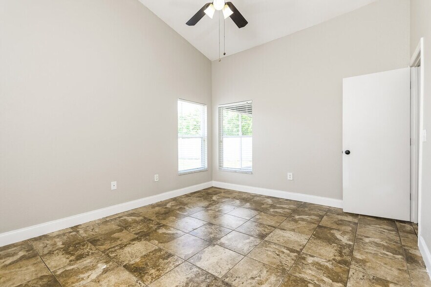 Building Photo - 3008 Sabal Bend Dr NE