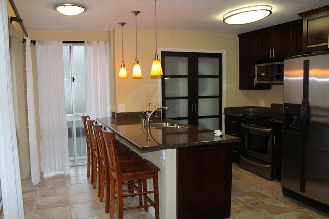 Building Photo - Beautiful 2 Bedroom and 2 Bath Apartment i...
