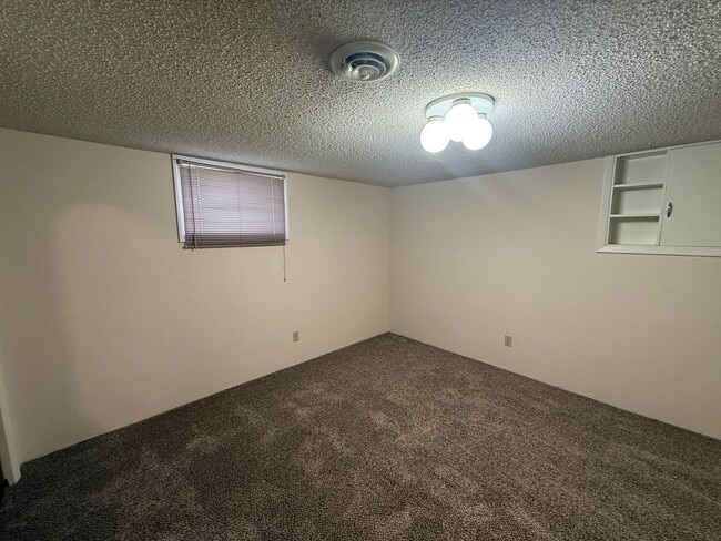 Building Photo - Large  two bedroom, two bathroom, pet friendly home!