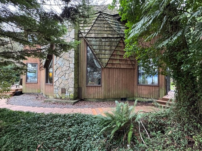 Building Photo - Samish Island home available February through May