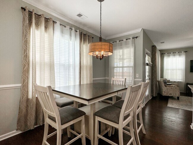 Building Photo - Fully Furnished 3 Bedroom, 2.5 Bathroom Ho...